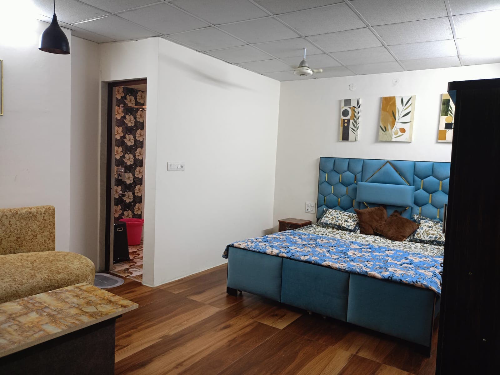 Common living area with sofa